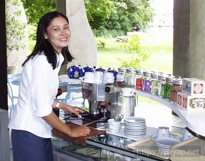 珈琲を淹れている